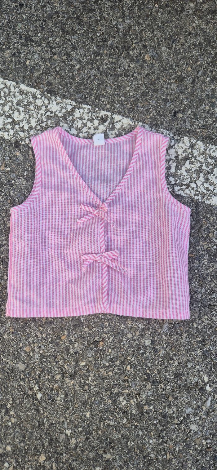 Lot vêtements débardeurs et short - photo numéro 4