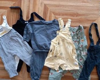 Un carton de vêtements pour garçon en taille 9 mois