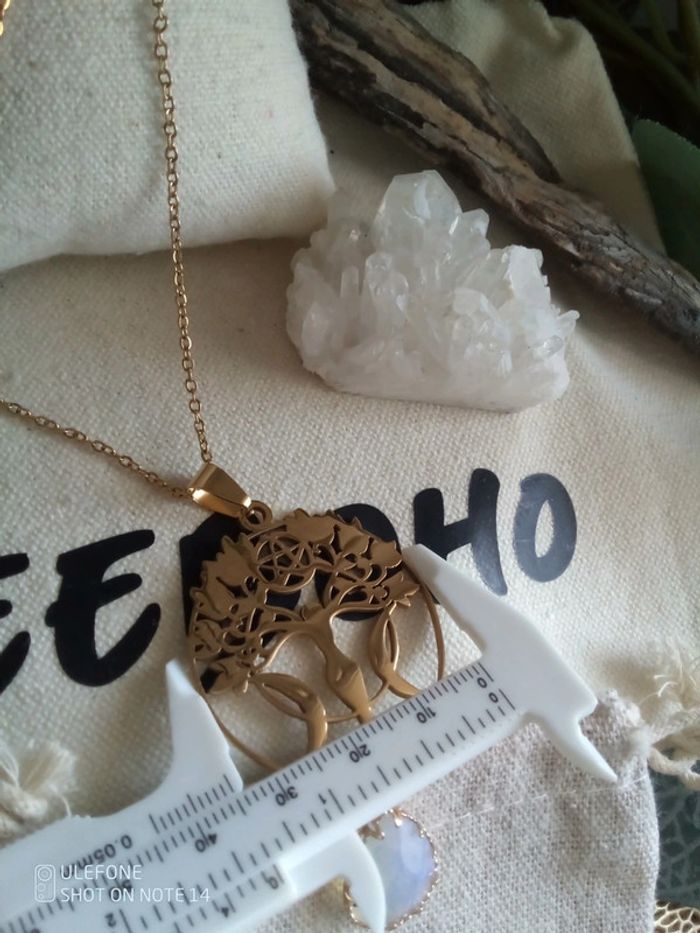 Collier médaille féminin sacrée et pierre opaline - photo numéro 3