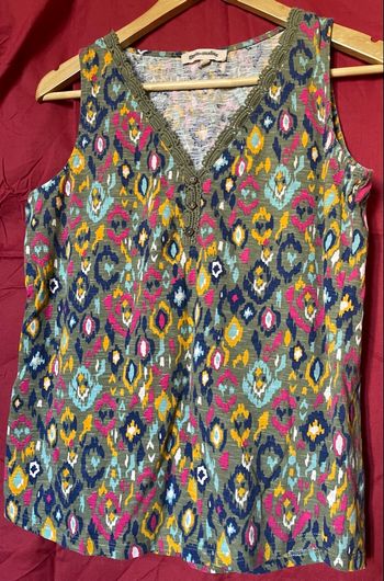 Petit haut à motif col en V  brodé en fil de coton vert olive