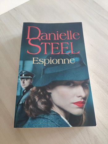 Livre Espionne Danielle Steel grand format