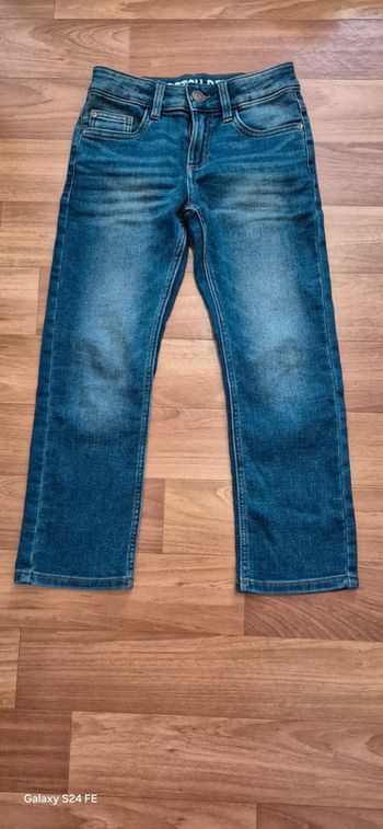 Jeans garçon neuf. Valeur 22€