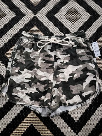 Short camouflage taille XS(34) neuf ardene