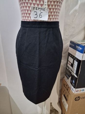 Jupe crayon, noir, en polyester/laine/elasthanne, en très très bon état, longueur 54cm