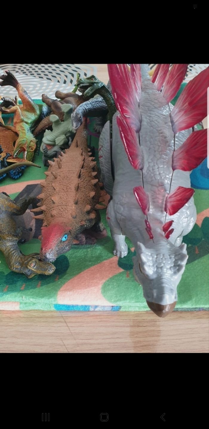 Lot dinosaures et son tapis - photo numéro 2