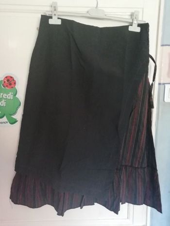 Jupe noire rayée bordeaux, taille 40