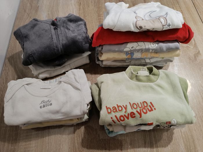 Vends Lot de pyjamas, bodies, veste garçon 3 mois