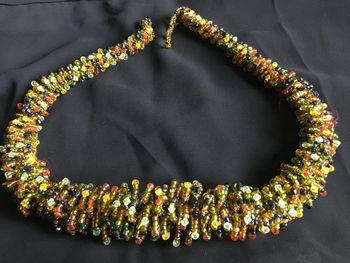 Collier en perles de rocaille verre et plastique couleurs mordorées neuf