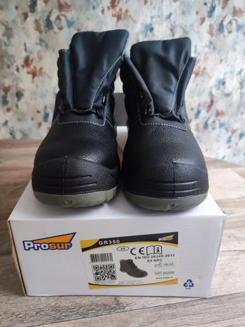 Chaussures de sécurité 44 Neuves sans les lacets