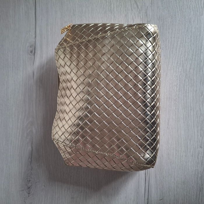 Pochette doré Guess style matelassé avec inscription en relief - photo numéro 2