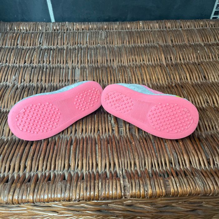 Très jolie paire de chaussons fille 22 - photo numéro 2
