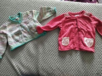 Lot de 2 gilets en 6 mois très bon état.
