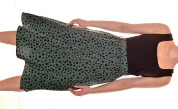 longue robe élégante taille M taille marquée col carré sans manches