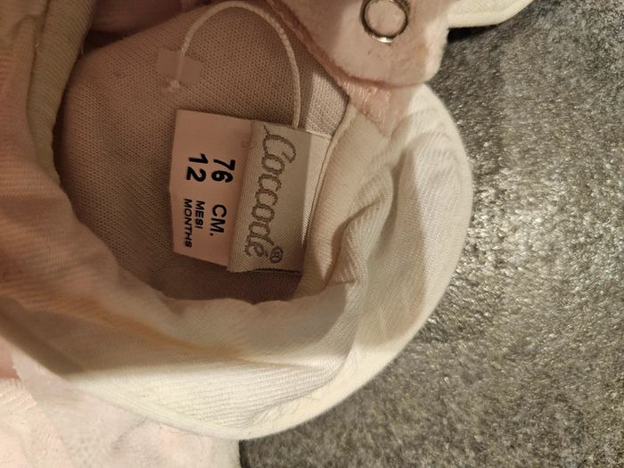 Grenouillère / Pyjama rose en velours, col claudine. Coccodé, 12 mois, 76cm, avec 3 lapins - photo numéro 2
