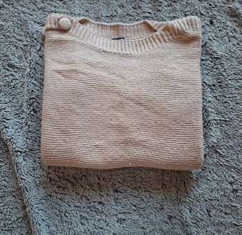 Pull en maille beige – Détails boutons épaule ✨