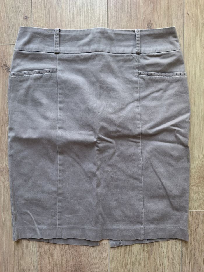 Lot 8 vêtements taille 38, 2 tee-shirts manches longues, 3 jupes, 1 boléro, 2 nuisettes satinées. - photo numéro 10