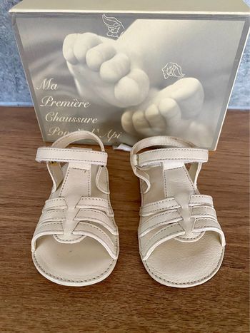 Magnifique paire de chaussure blanche pour bébé neuve