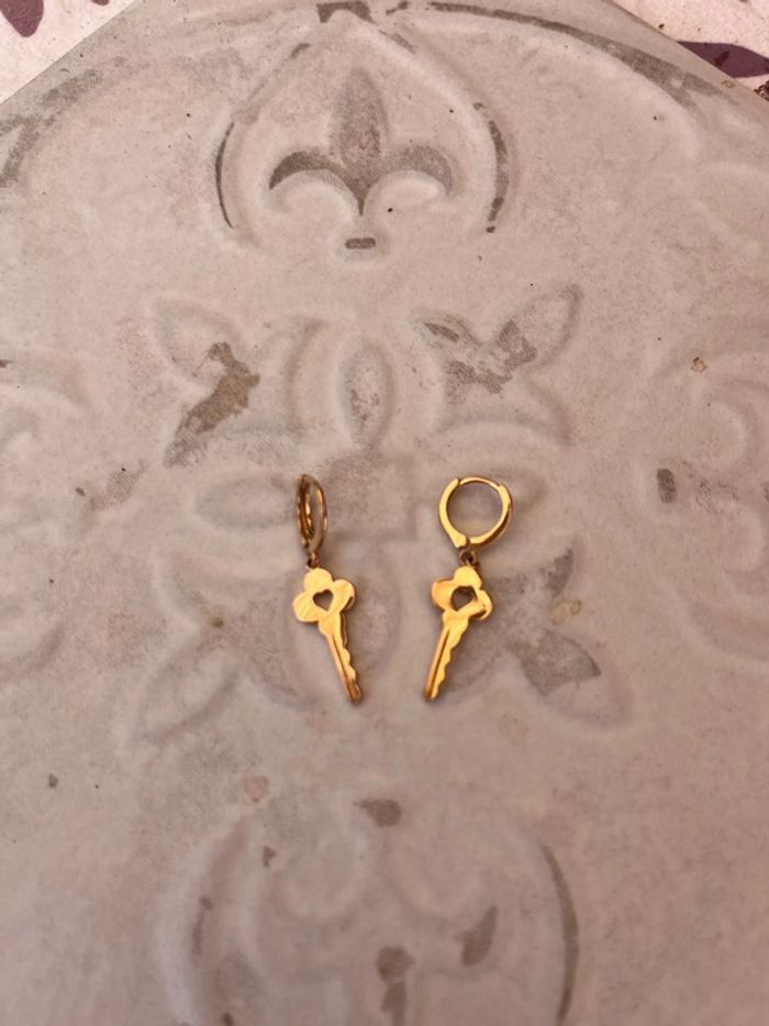 Une boucle d’oreilles clé (unité)