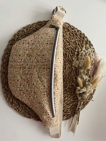 Sacoche banane fait main matelassée fleurie