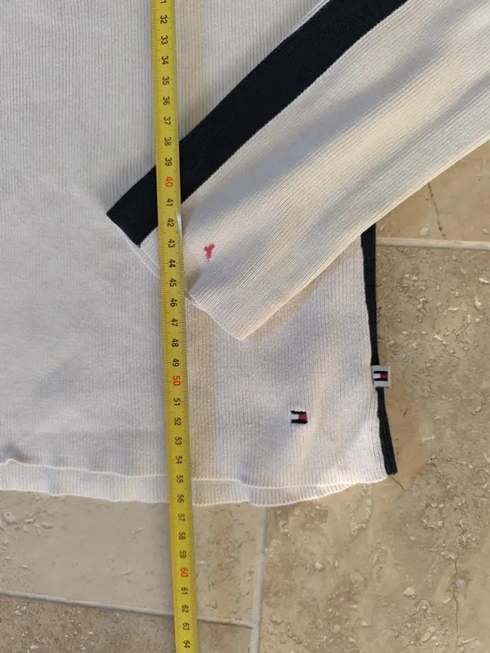 Pull 1/4 zippé tommy Hilfiger femme taille M selon mesures - absence d'étiquette, manche tachée - photo numéro 4