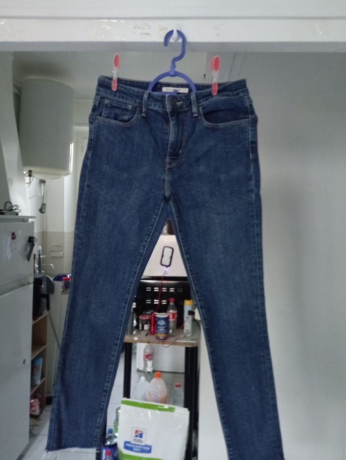 Jean Levi's très jolie couleur bleu. Taille 36. - photo numéro 3