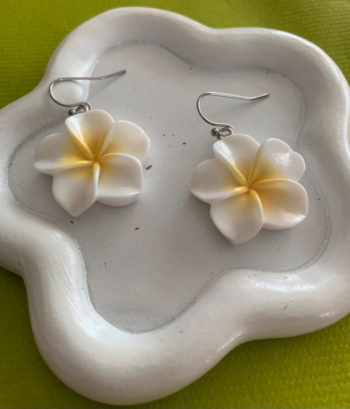 Boucles d’oreilles fleur d’hibiscus blanche en résine - photo numéro 2