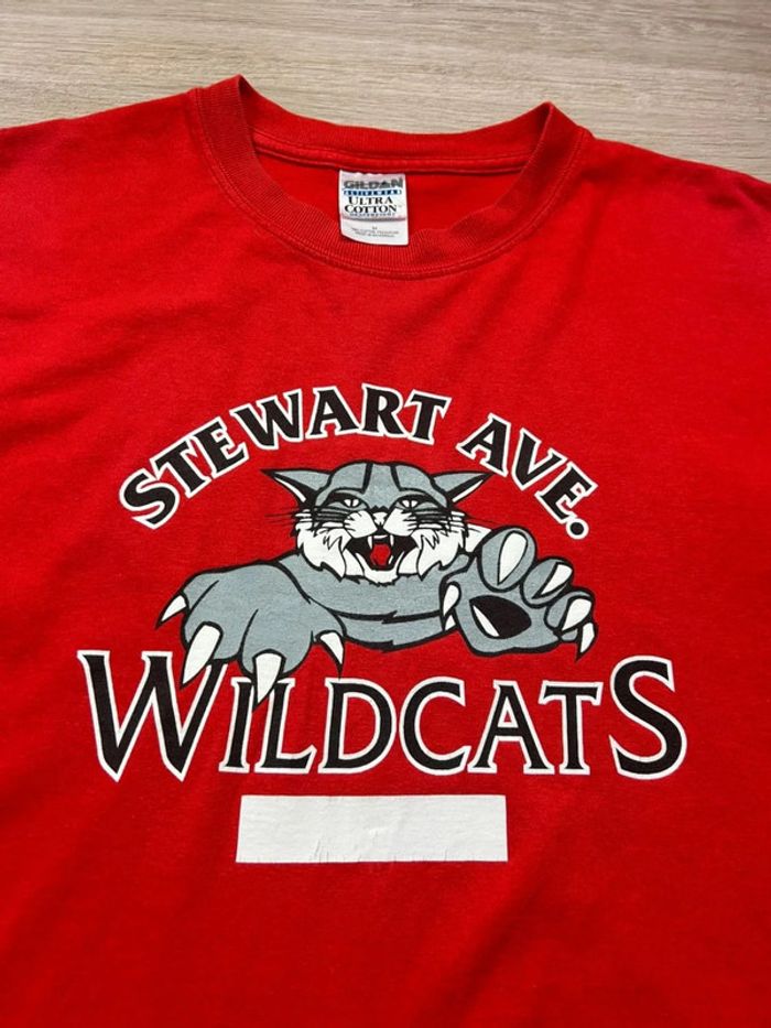 T-shirt Vintage Stewart Ave. Wildcats Mascotte Rouge – Gildan Taille M - photo numéro 2