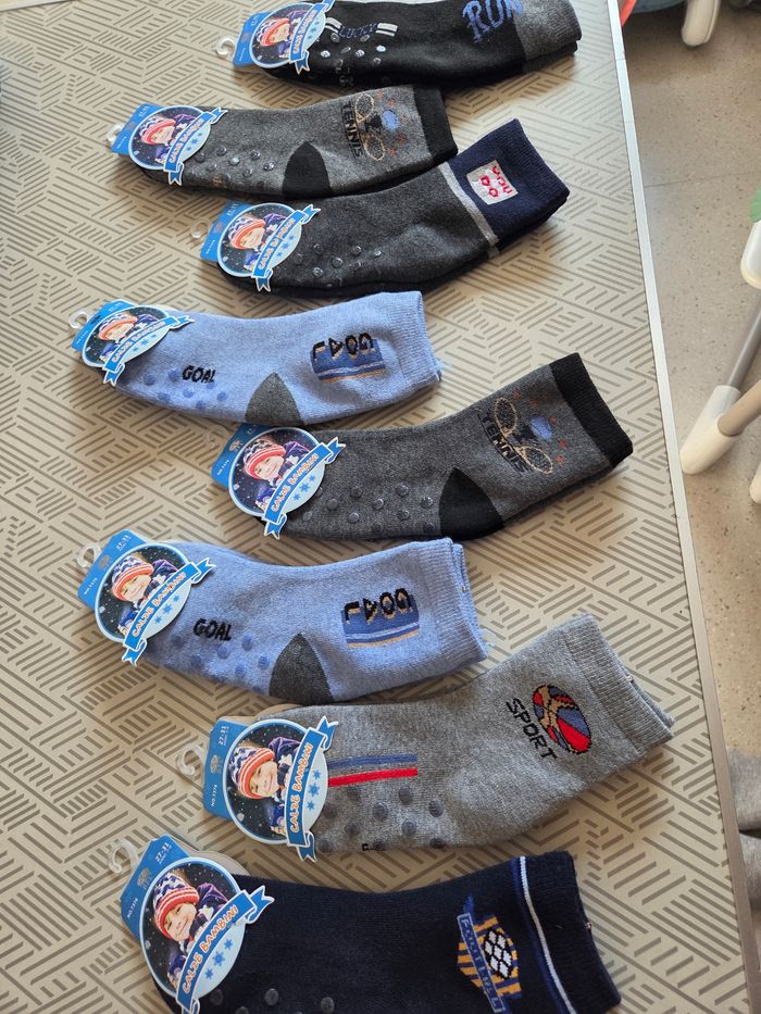 Lot 8 paires de chaussettes neuves antidérapante 27/31 - photo numéro 2