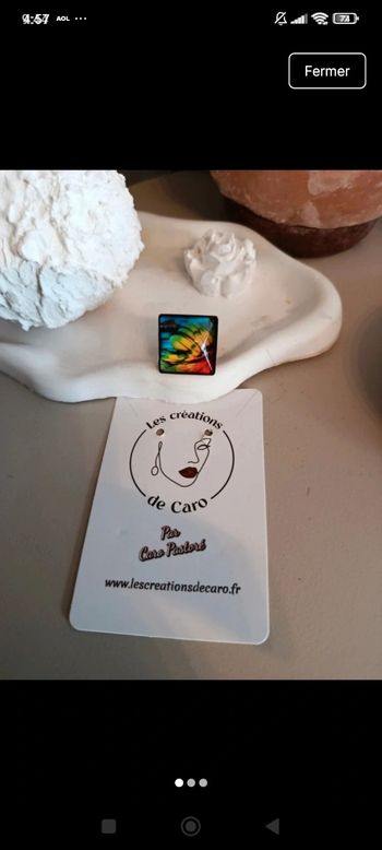 Bague ajustable cabochon carré motif plumes multicolores 