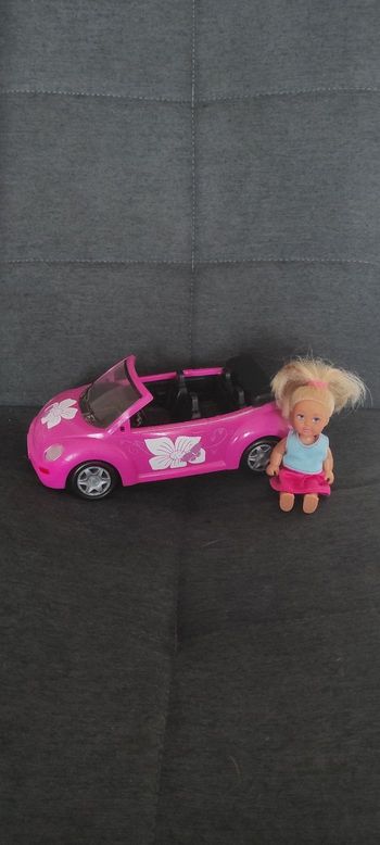 Petite poupée avec sa voiture 