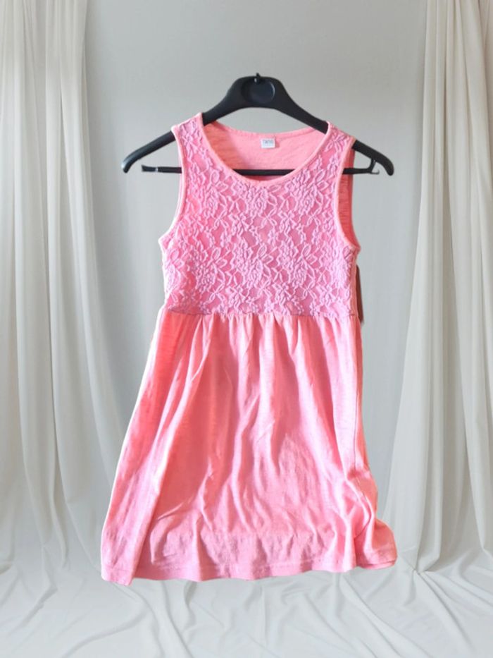 Robe rose dentelle effet fleuri