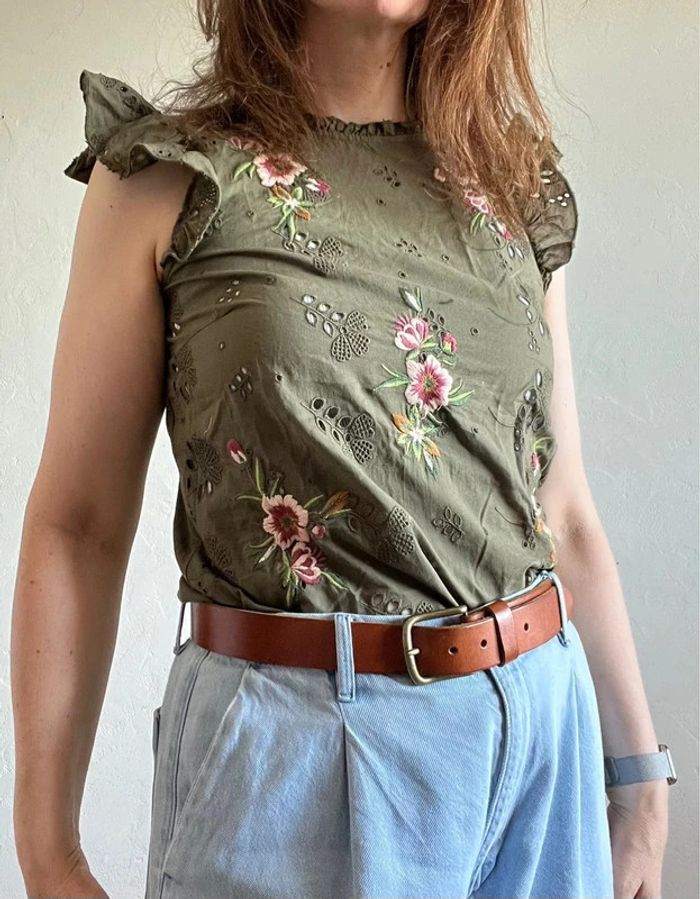 Débardeur blouse kaki naf naf taille M Détails brodés et dentelle 🌿