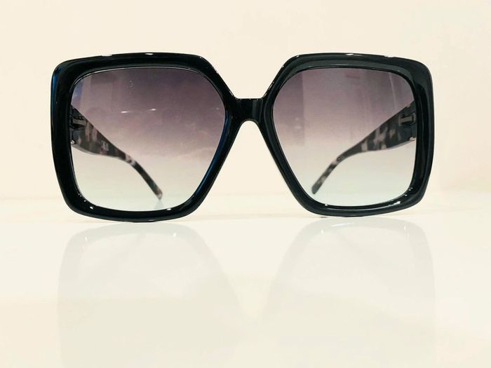 Lunette de soleil femme carrée noire bras léopard UV protection catégorie 2 - photo numéro 2