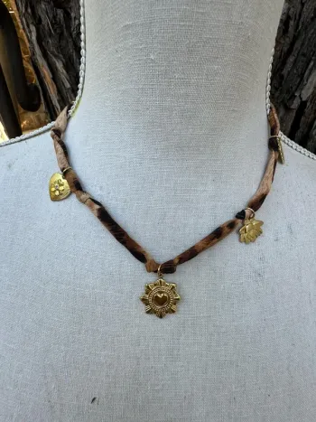 Collier foulard léopard breloques médailles coeur fleur  lotus