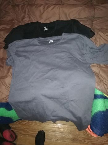 4 Tee-shirts noire et gris foncé