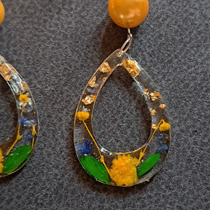 Boucles d'oreilles pendante en résine florale - photo numéro 10