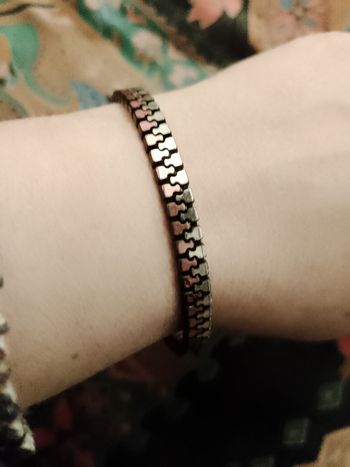 bracelet en plastique fermeture éclaire rose /argentée.