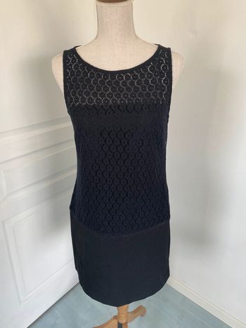 Robe noire avec broderie