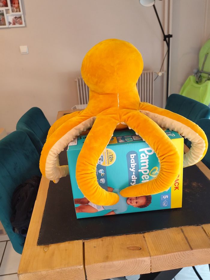 L'Ami de CĂąlins Parfait đCette pieuvre en peluche douce et gĂ©ante est prĂȘte Ă trouver sa nouvelle maison ! Parfait pour les cĂąlins, la dĂ©coration, ou pour jouer, il est un ajout charmant Ă n'importe quelle chambre d'enfant ou salon. Ses ten - photo numĂ©ro 3