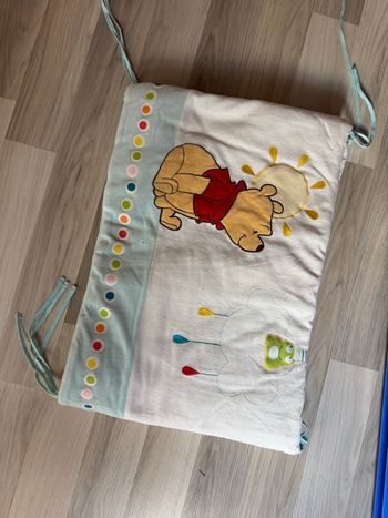 Tour de lit bébé Winnie l’Ourson – doux et sécurisé 