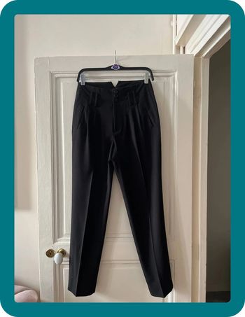 Pantalon taille haute forme carotte à pinces noir - BCBGmaxazria