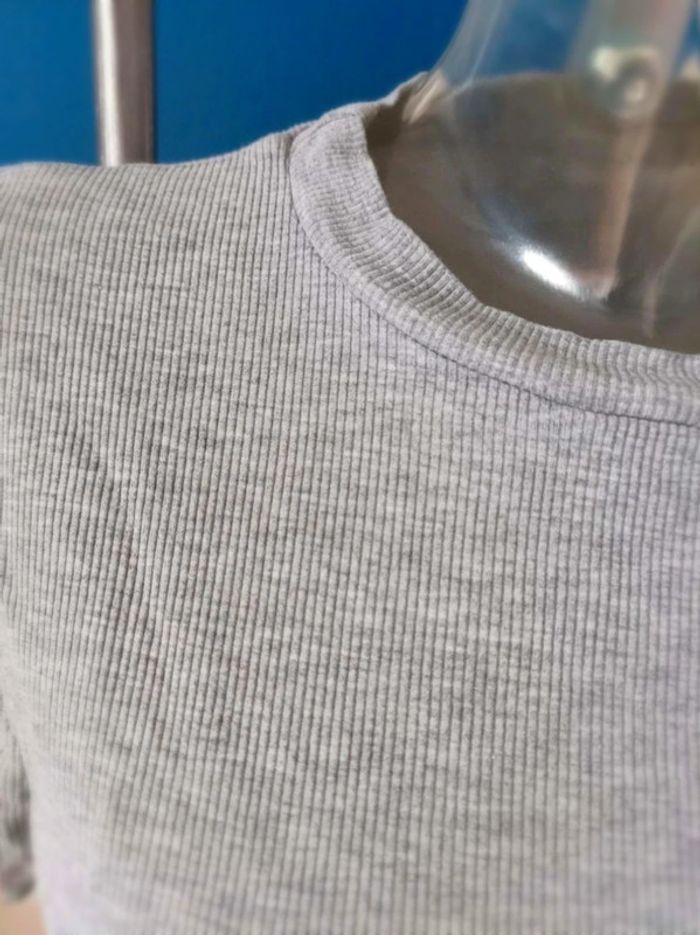 Crop  top  gris manches courtes femme  taille  38/40 - photo numéro 2