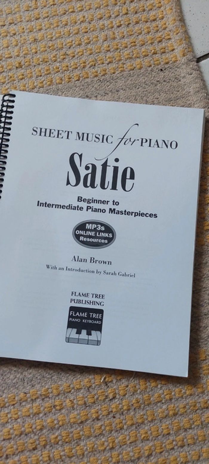 Livre partition en, anglais Erik
Satie - From Beginner to
Intermediate; over 25
Masterpieces - photo numéro 3