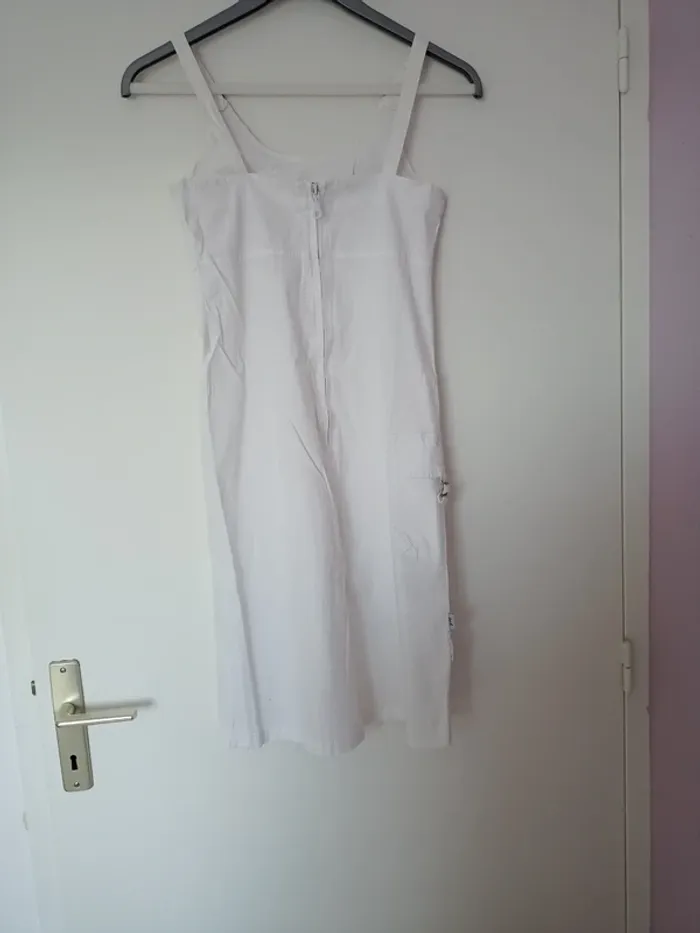 Robe d'été blanche stylée et chic - photo numéro 2