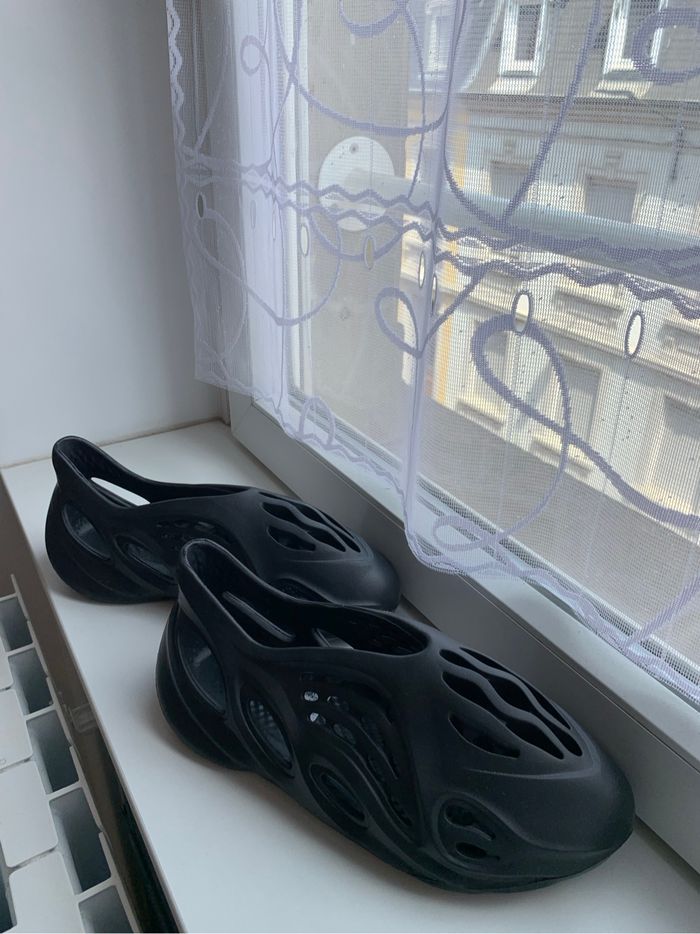Paire de Yeezy Foam Runner - taille 43- Noir - photo numéro 3