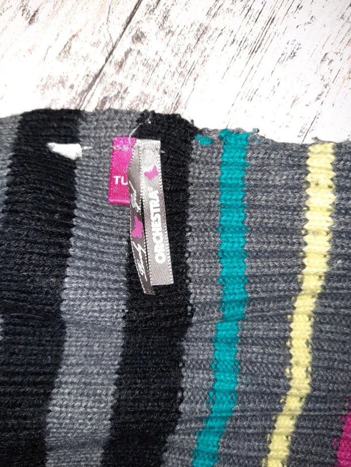 bonnet avec broderie  et echarpe  deco de pompons - photo numéro 2