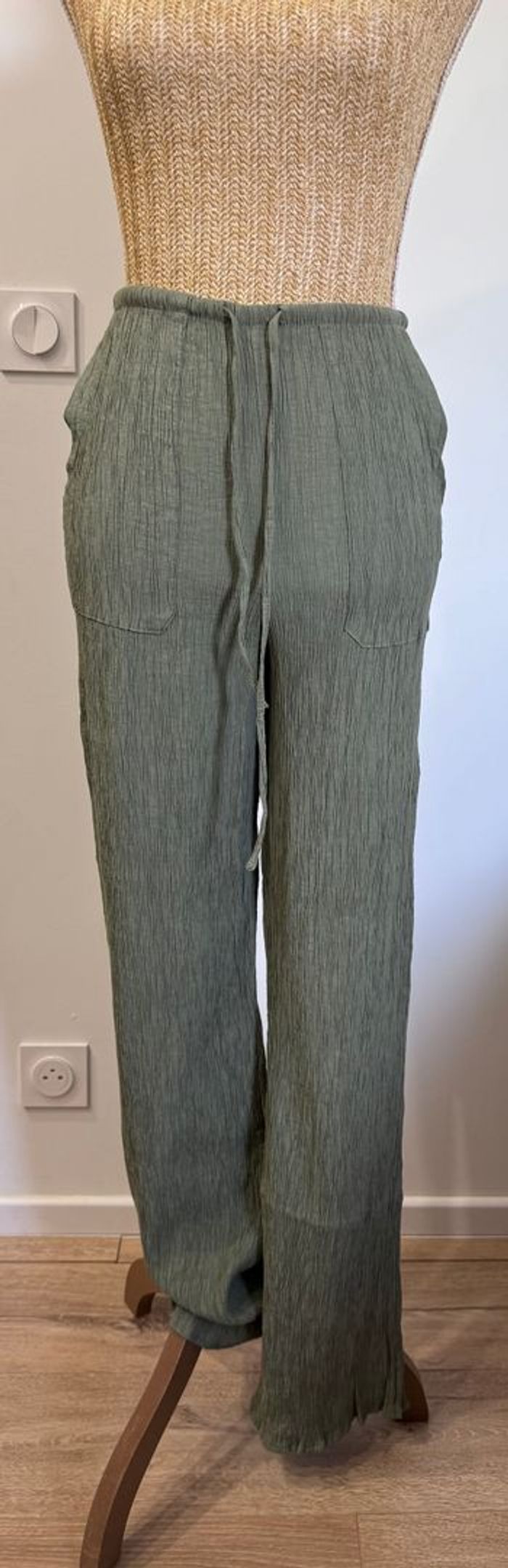 Pantalon texturé kaki Zara - Jambes fluide - Taille XS - Convient à un S