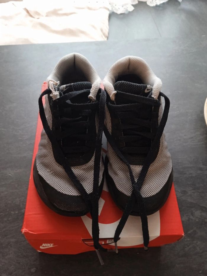 Baskets Nike Invigor pointure 28
