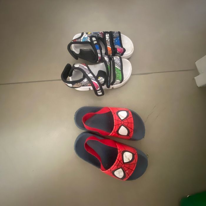 Nu pied et claquettes garçon