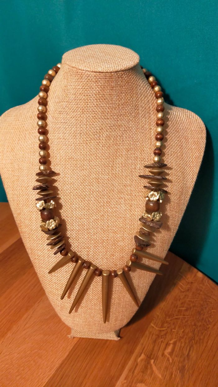 Collier ethnique naturel et doré – Collection Terres d’Ailleurs